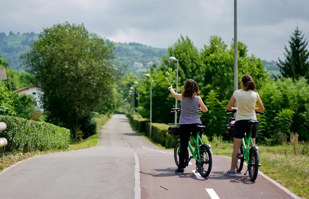 Bike rental in San Sebastian and discover the city